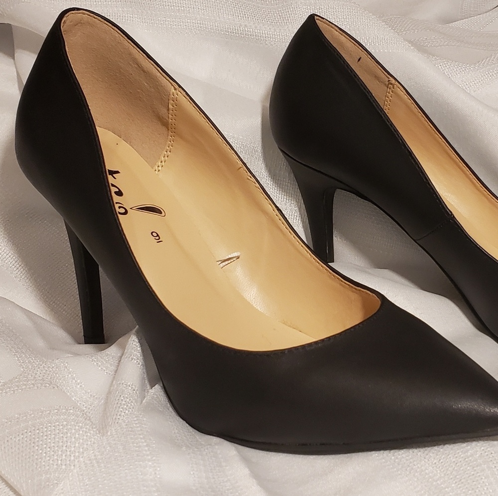 Rue 21 Black Pumps